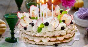 Äppeltårta med mandelmaräng och kola