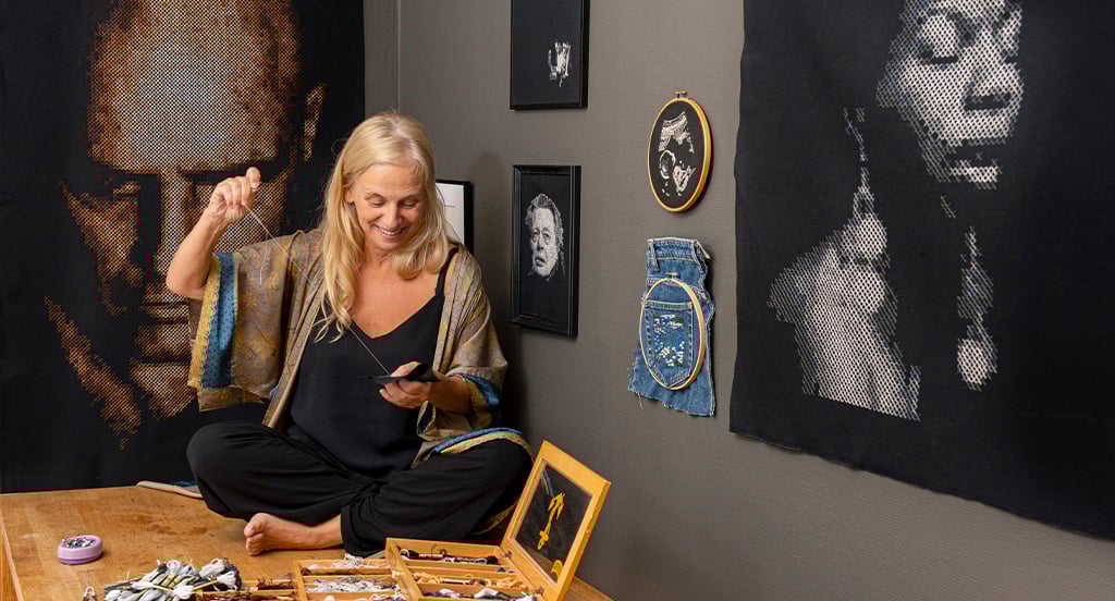 Åsa Weiland broderar bilder: ”Så fort något upprör mig sätter jag mig omedelbart och broderar”