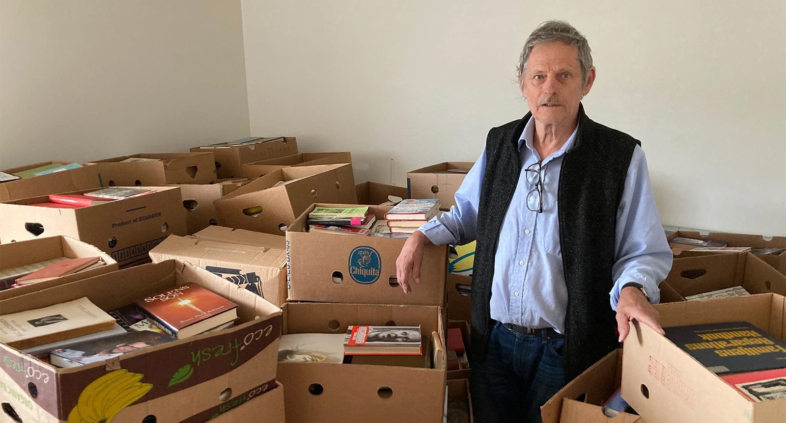 Pensionären Jan säljer böcker på nätet – har skickat över 30 000 paket