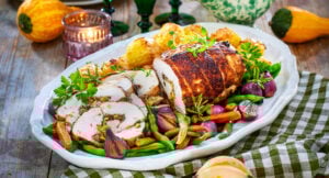 Fyllt kalkonbröst med apelsinsås ochhasselbackspotatis