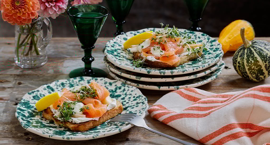 Toast med picklat äpple och lax
