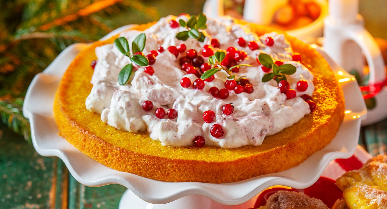 Vit kladdkaka med saffran och lingongrädde