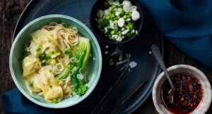 Wontonsoppa med nudlar