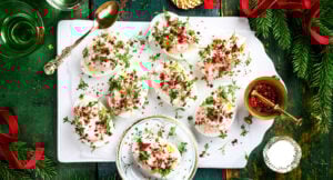 Ägghalvor med kryddig räkröra