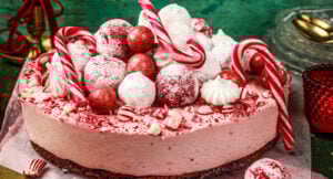 Hallonmoussetårta med chokladtårtbotten