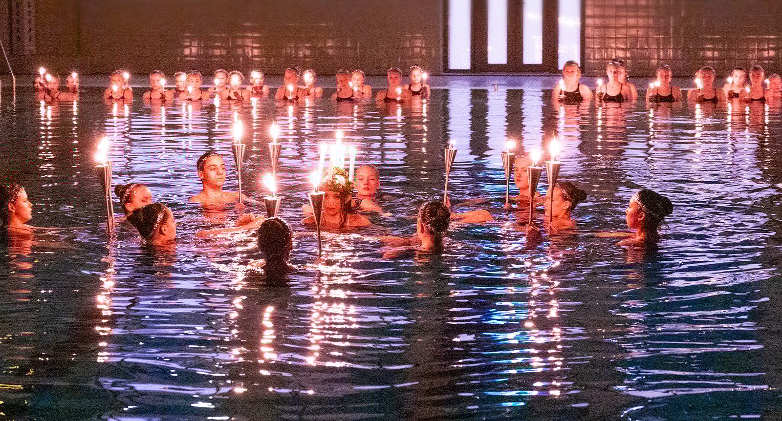 Det nalkas ett flytande luciatåg: ”En årlig tradition att komma hit”