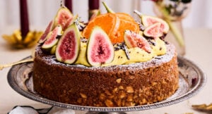 Mjuk pepparkaka med saffranskräm och fikon