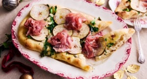 Pinsa med grönkål, päron och gorgonzola