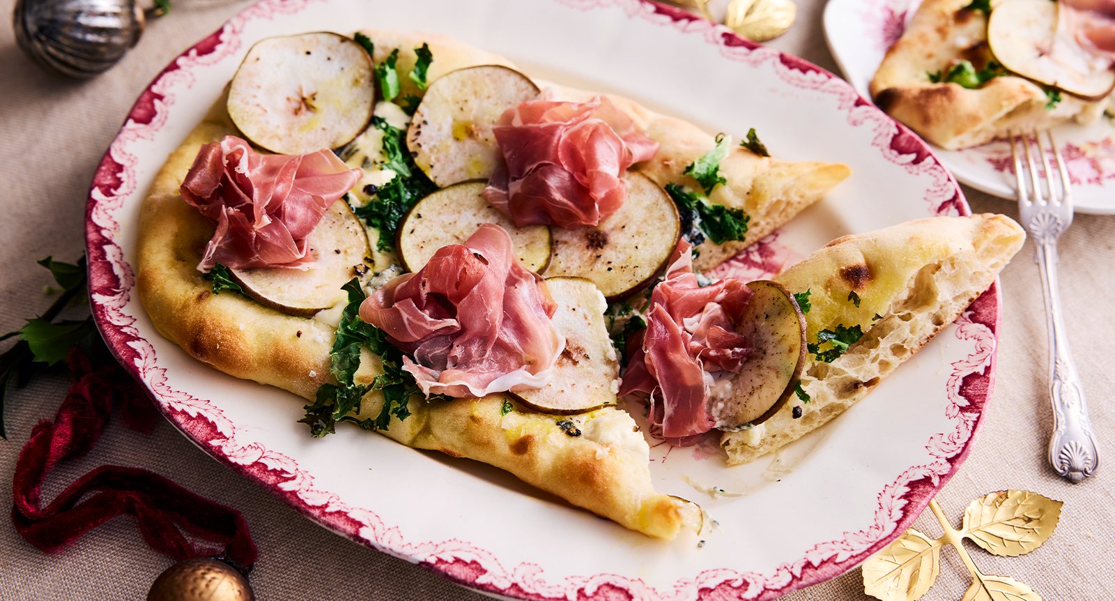 Pinsa med grönkål, päron och gorgonzola