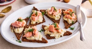 Rågsnittar med lax och senapskräm