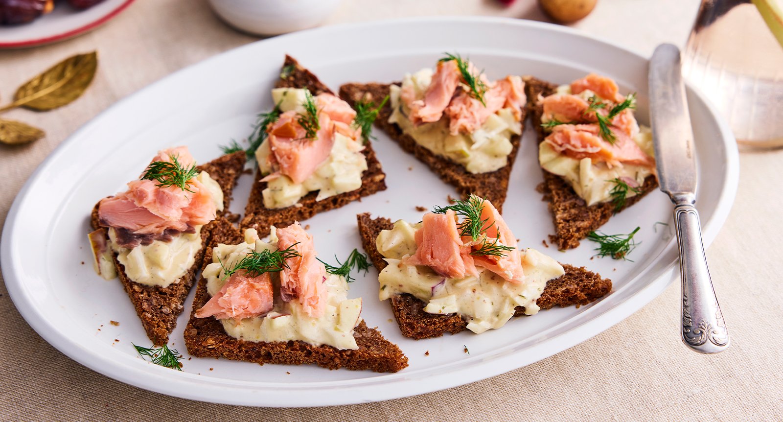 Rågsnittar med lax och senapskräm