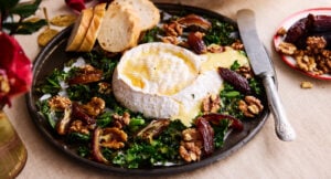 Ugnsbakad camembert med dadlar och nötter