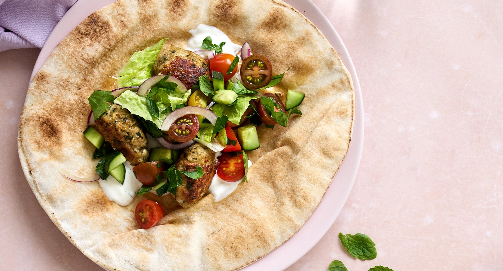 Kryddiga färsbiffar med myntadressing