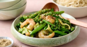 Snabbstekta grönsaker med räkor