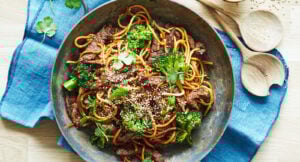 Sesamnudlar med nötkött och broccoli