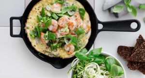 Omelett med räkor och zucchinisallad