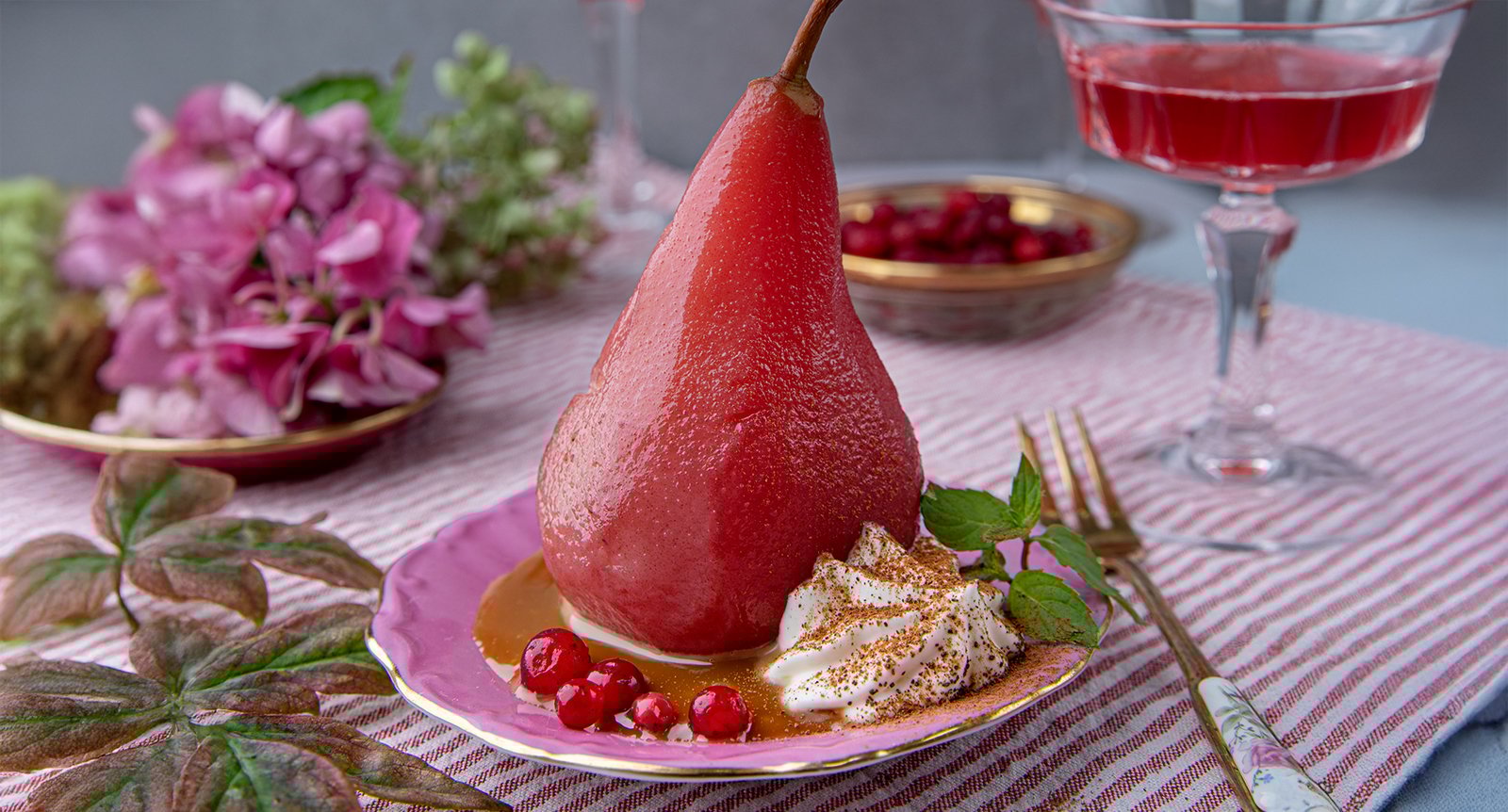 Inkokta lingon­päron med kolasås