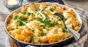 Pastagratäng med bacon och broccoli