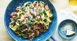 Krämig pasta med salsiccia och grönkål