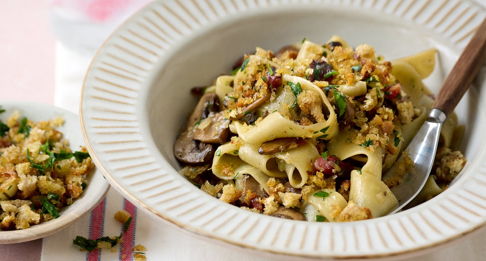Pasta med svamp, pancetta och smulkrisp