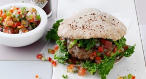 Pitaburgare med tomatsalsa