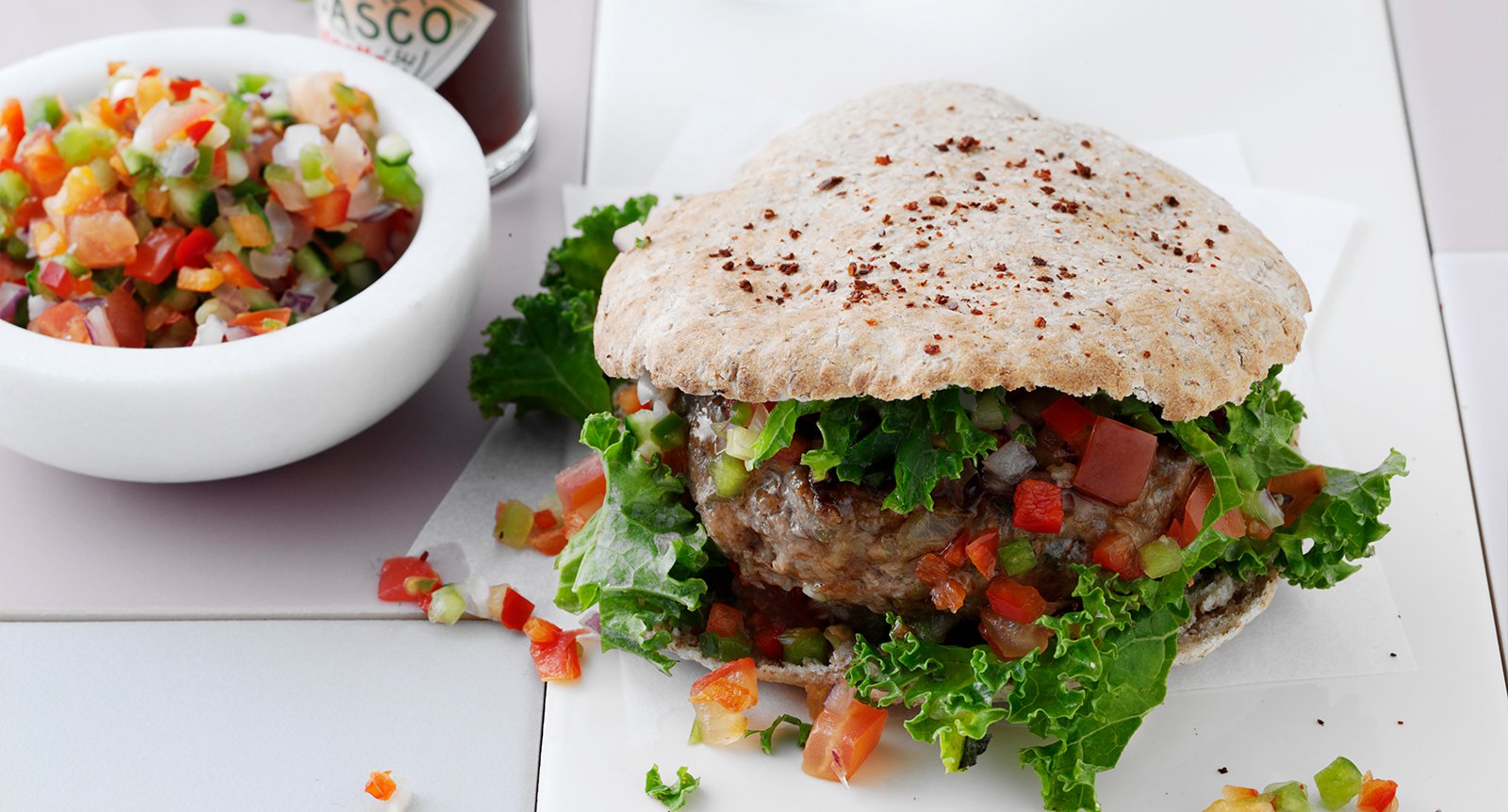 Pitaburgare med tomatsalsa