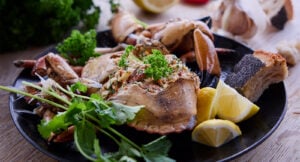 Krabba med portugisisk ­vitlöksvinägrett – recept av Gert Wingårdh